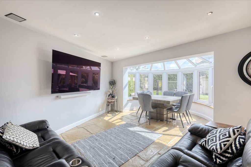 Property photo 2 of 32