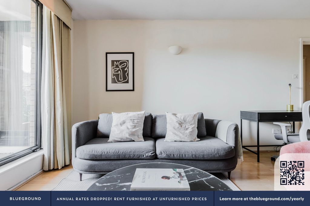 Property photo 3 of 21 Living Room