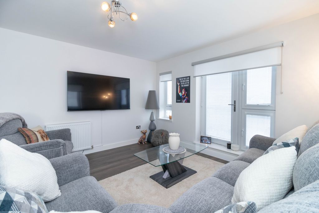 Property photo 3 of 25 Open-Plan Living Area &amp; Kitchen