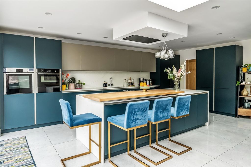 Property photo 3 of 43 71-Stoneleigh-Park-Road-29.Jpg