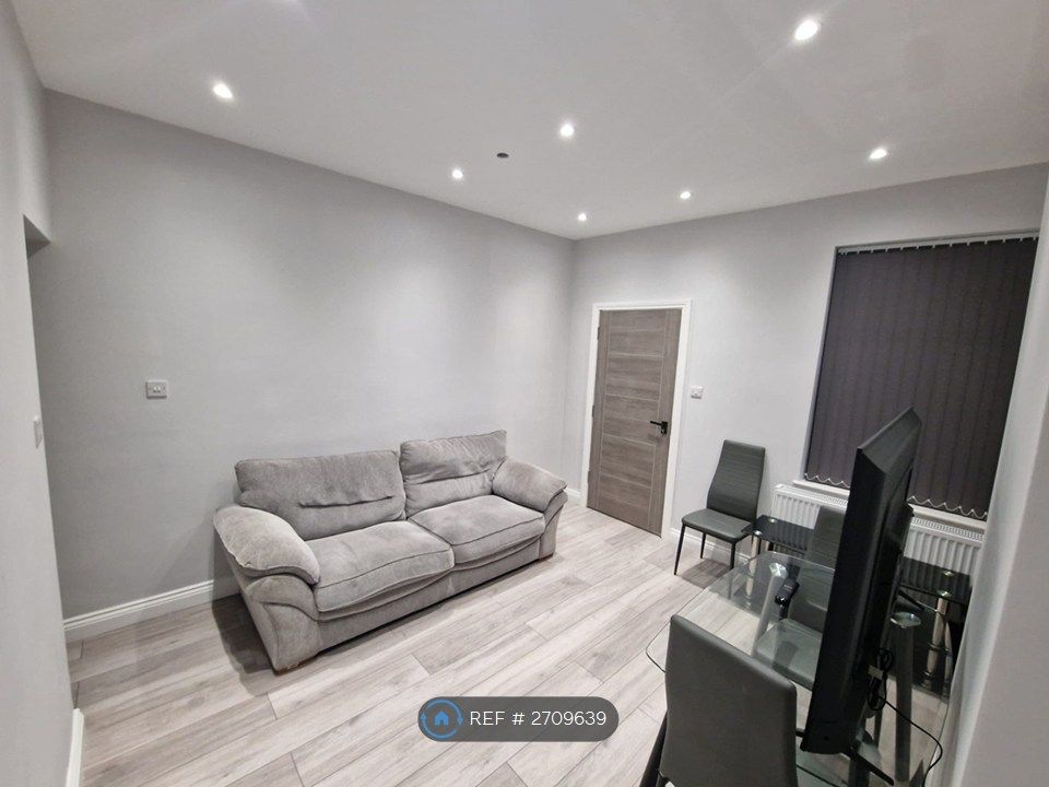 Property photo 1 of 10 Living Room