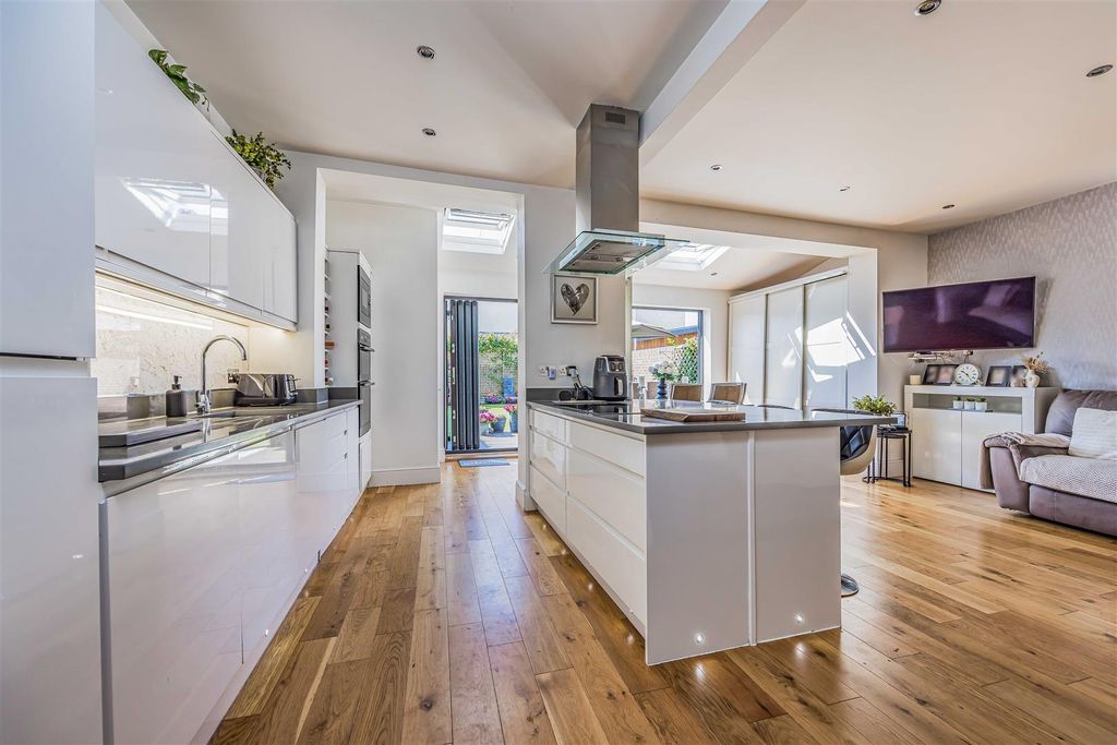 Property photo 2 of 27 102 Kirby Road, Copnor-Small-Porticomarketing-Sold