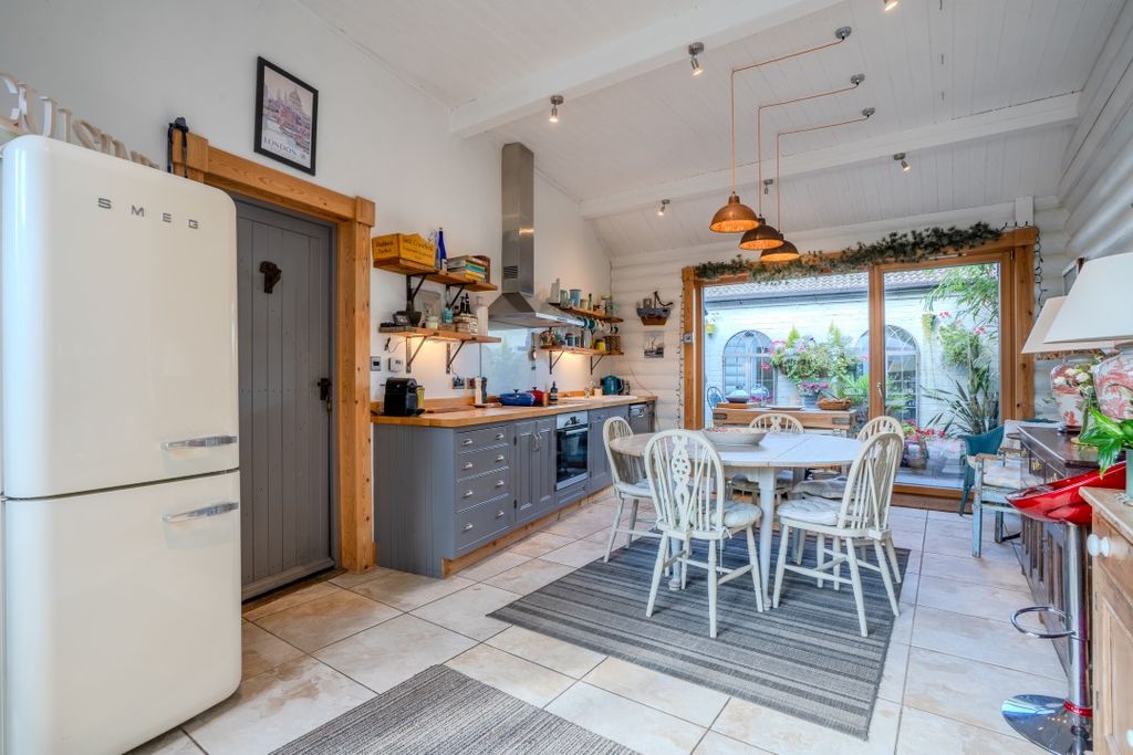 Property photo 2 of 28