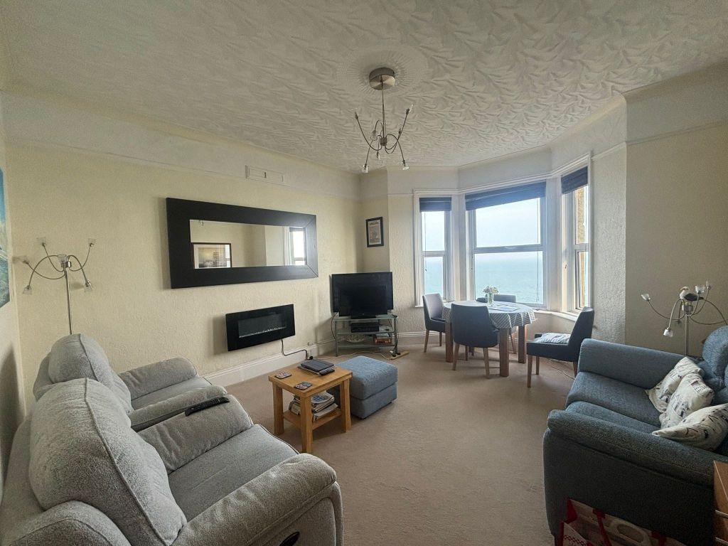 Property photo 3 of 9 Lounge