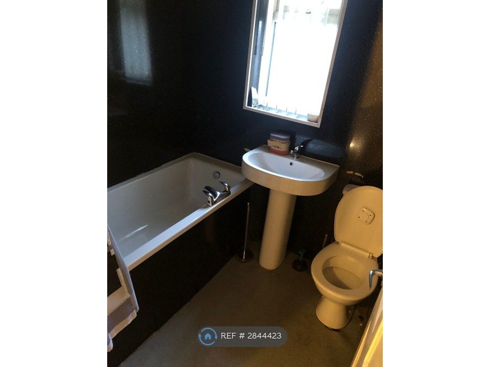 Property photo 1 of 9 Bathroom