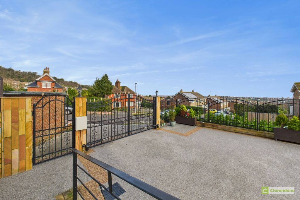 Property photo 2 of 18 Cam02528G0-Pr0414-Still038