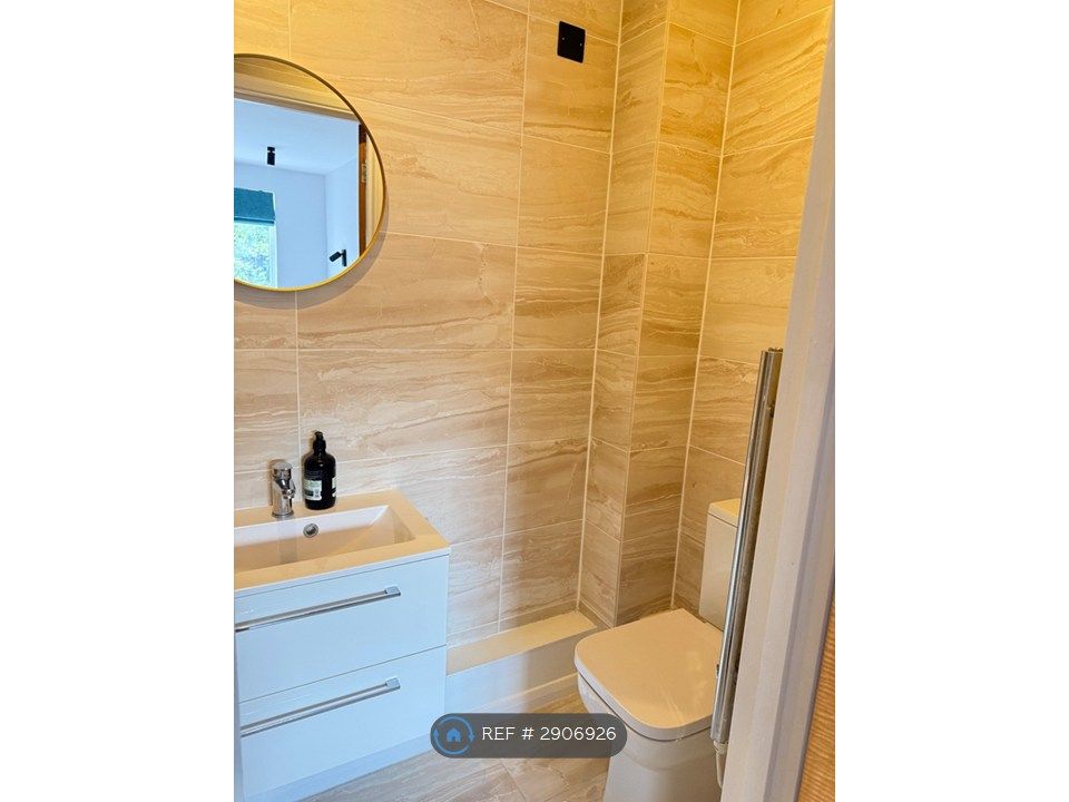 Property photo 3 of 14 En-Suite Bathroom