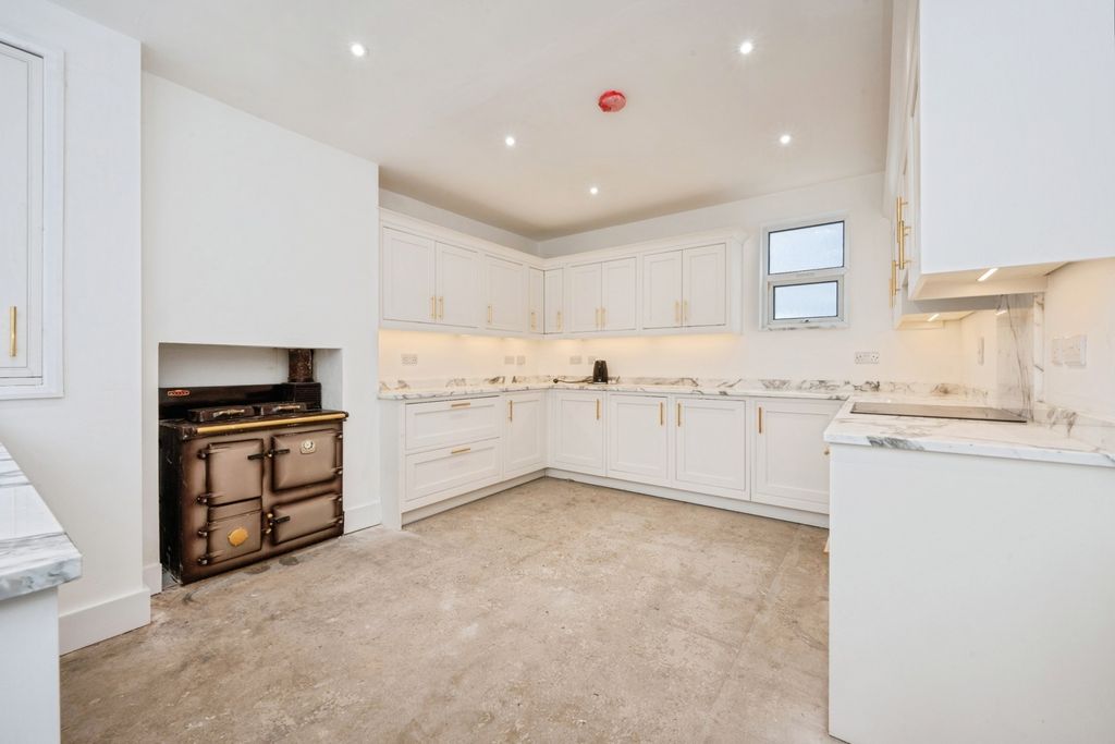Property photo 2 of 17 Photo