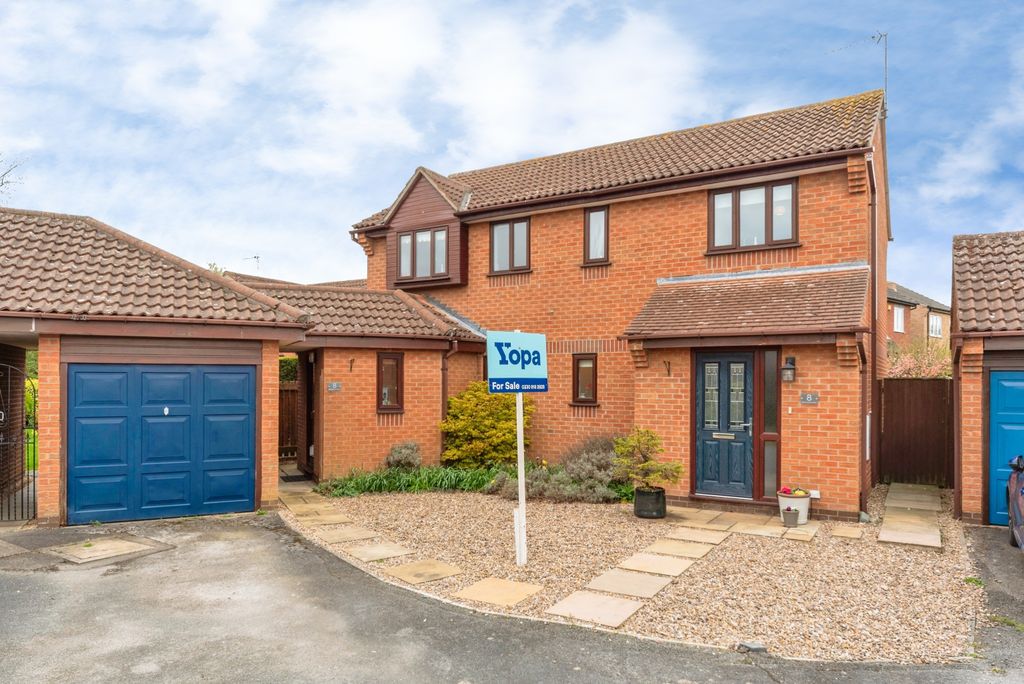 Property photo 1 of 15 8_Ravendale_Close-17