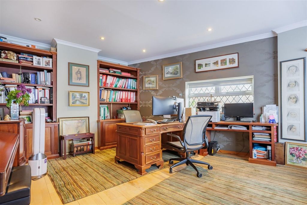 Property photo 2 of 30 37 Eatons Mead (2).Jpg