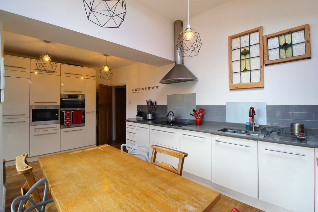 Property photo 3 of 18 Kitchen