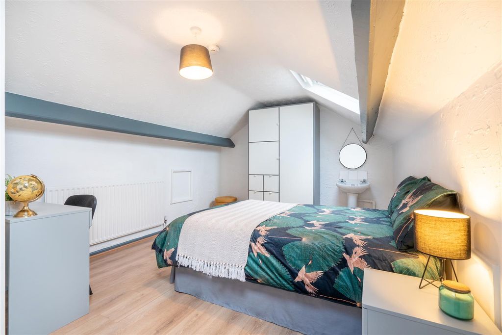 Property photo 3 of 11 Bedroom 5.Jpg