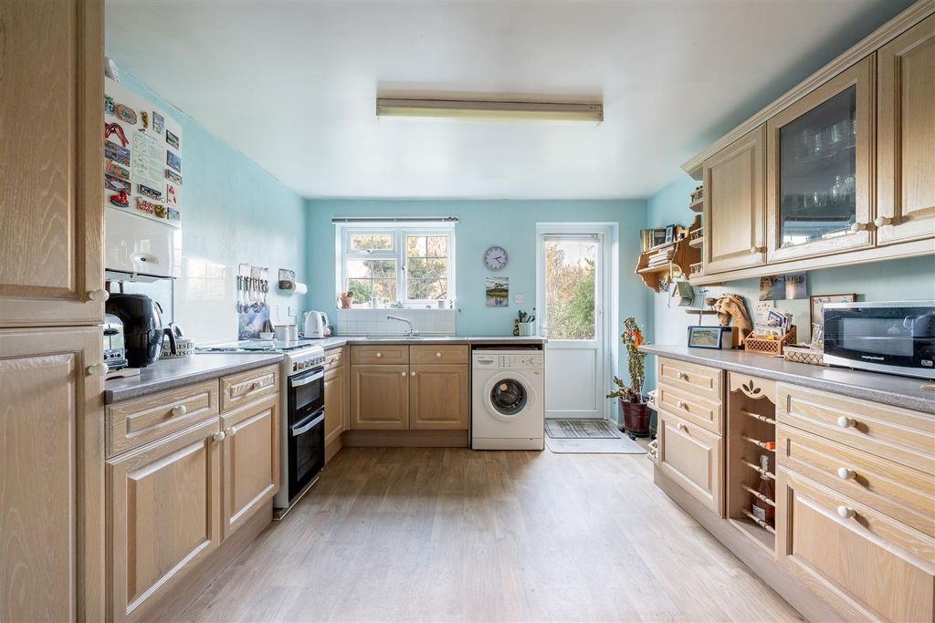 Property photo 3 of 25 Douglas Avenue, E17