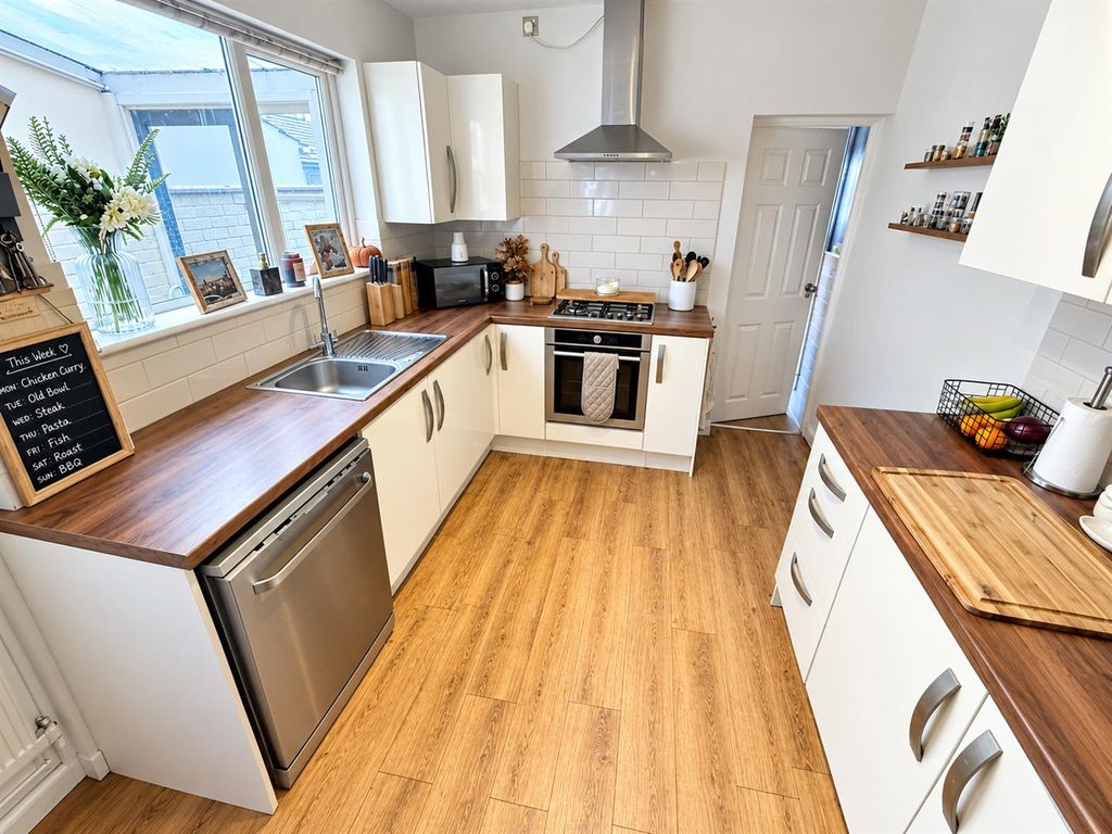 Property photo 3 of 18 Kitchen