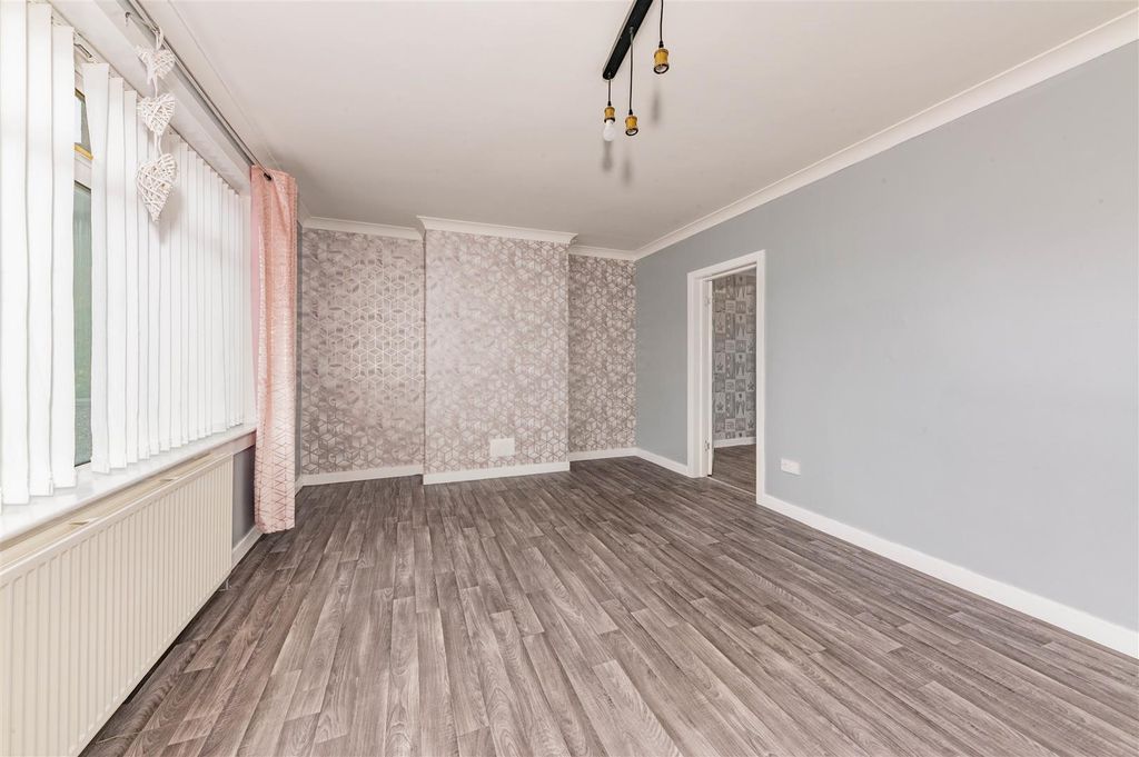Property photo 2 of 17 28 Ballindean Crescent Dundee-5.Jpg