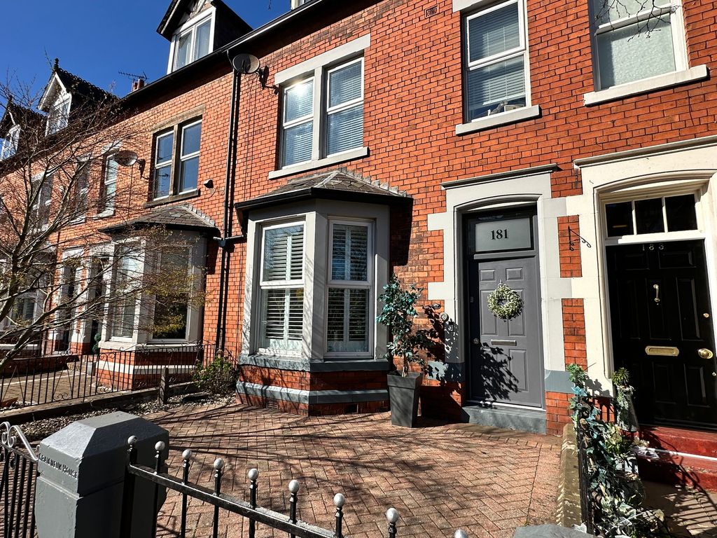 Property photo 1 of 28 Warwick Road