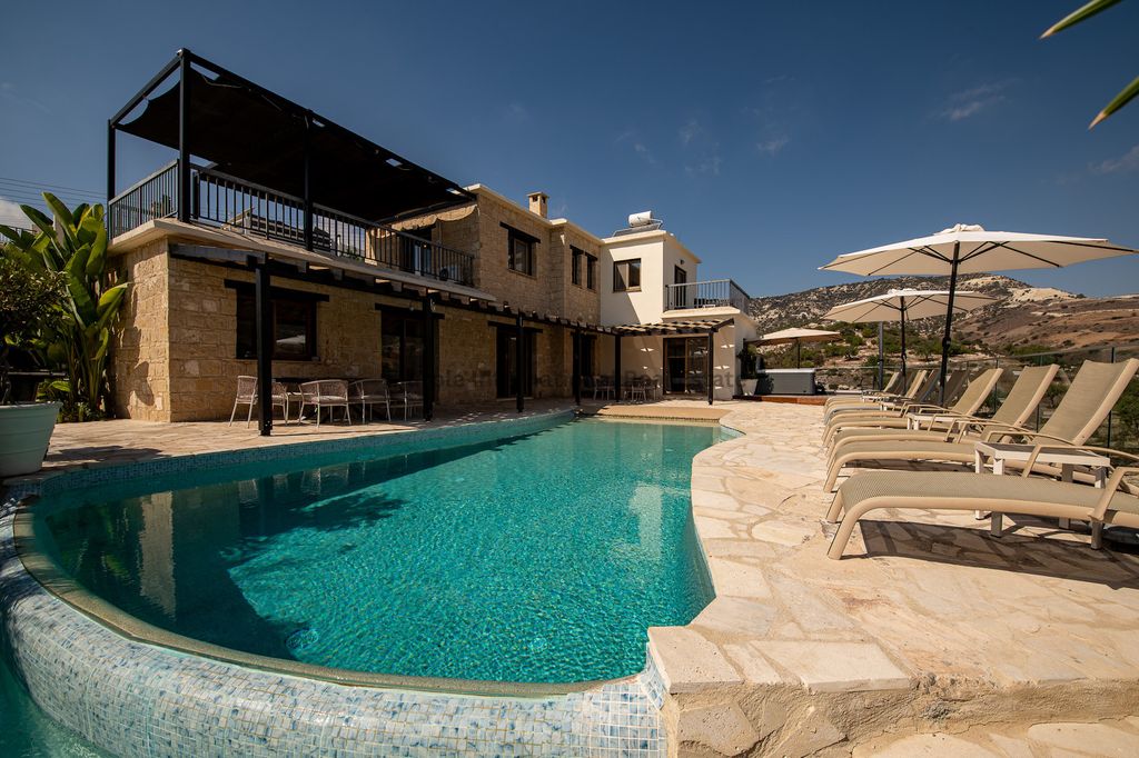 Property photo 2 of 50