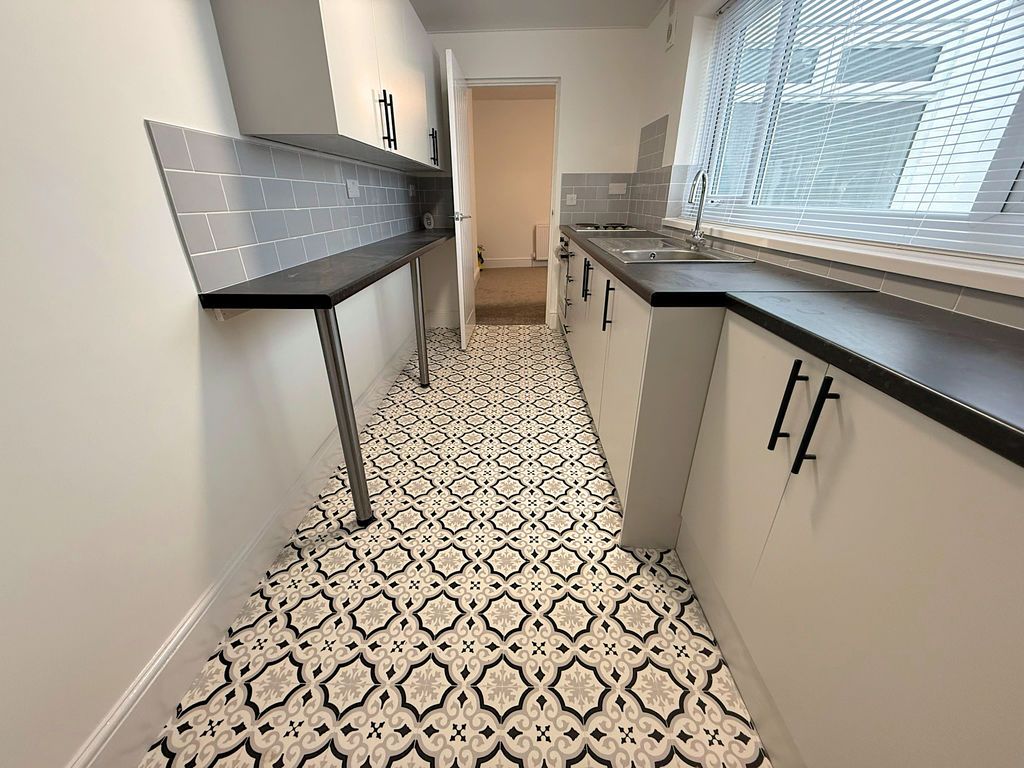 Property photo 3 of 8 Kitchen