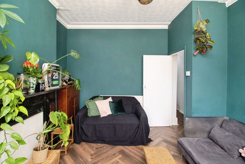 Property photo 2 of 20 Bedroom/Lounge