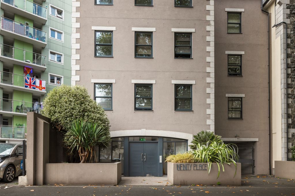 Property photo 2 of 20