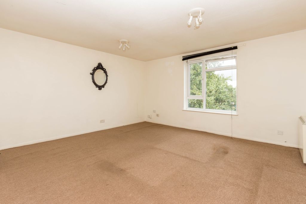 Property photo 3 of 6 Lounge