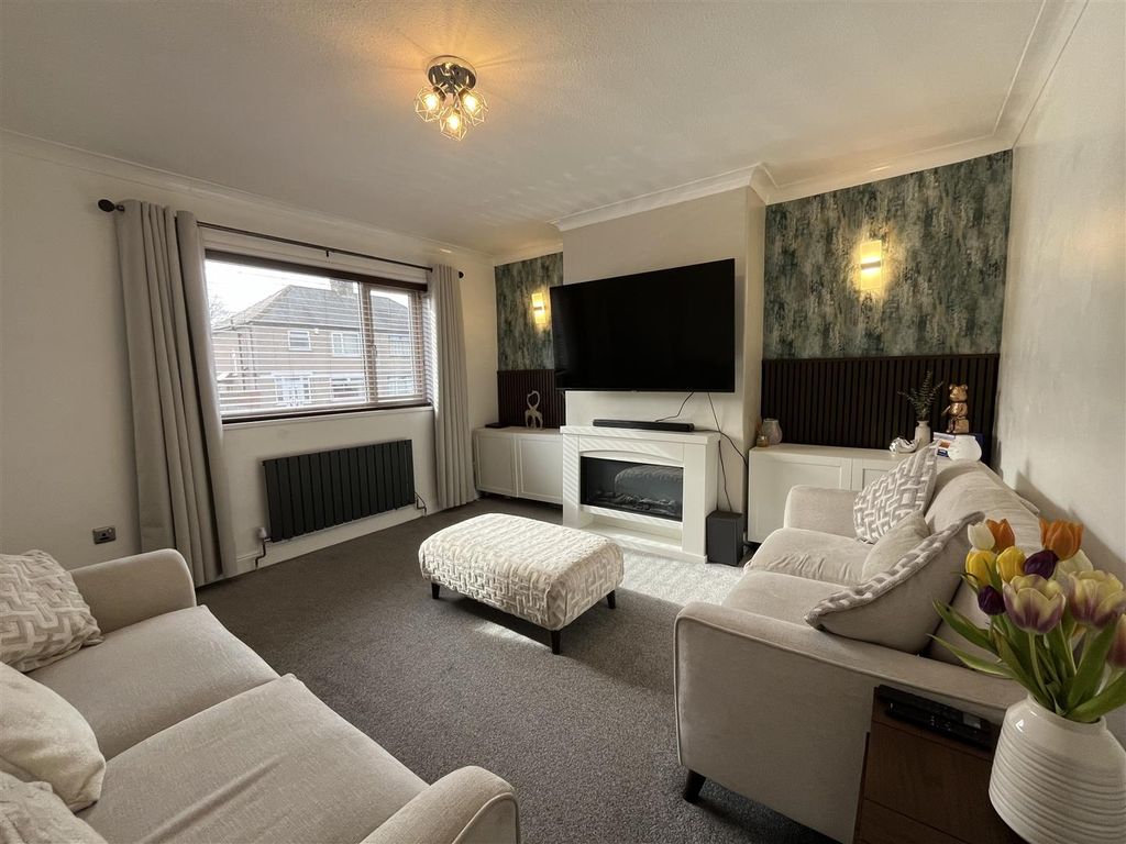 Property photo 3 of 16 Lounge