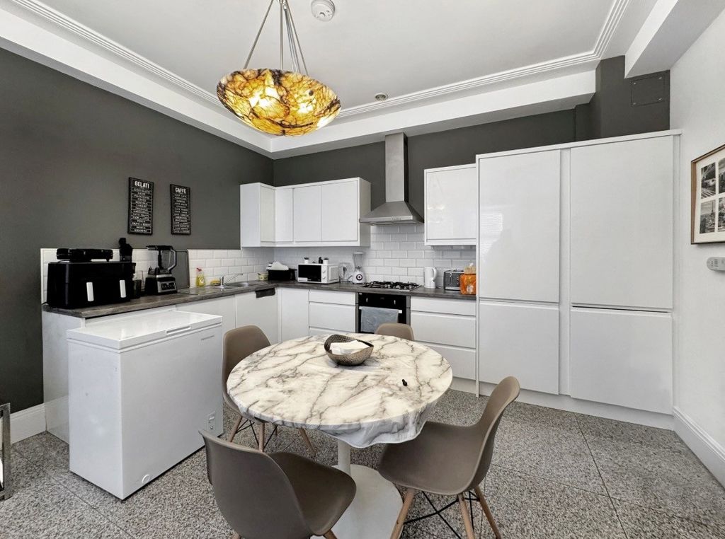 Property photo 1 of 10 Kitchen