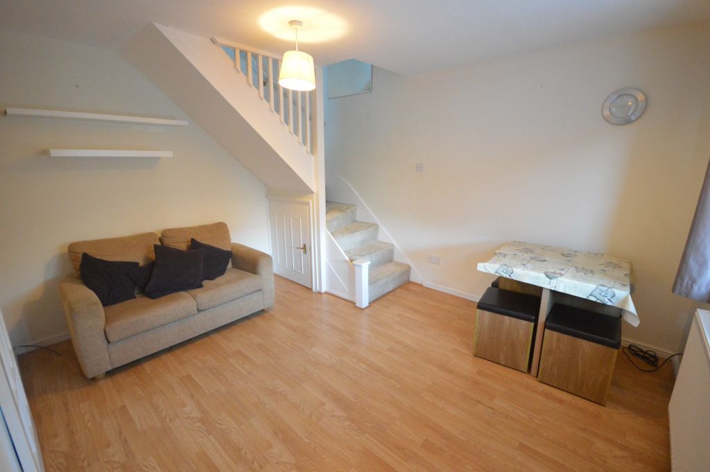 Property photo 3 of 9 5 Lisle Close Lounge