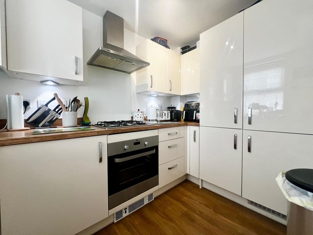Property photo 3 of 7 Kitchen