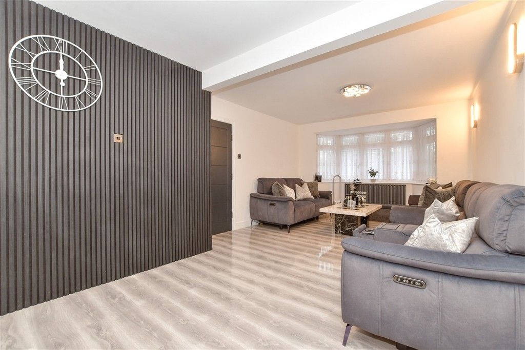 Property photo 2 of 21 Lounge