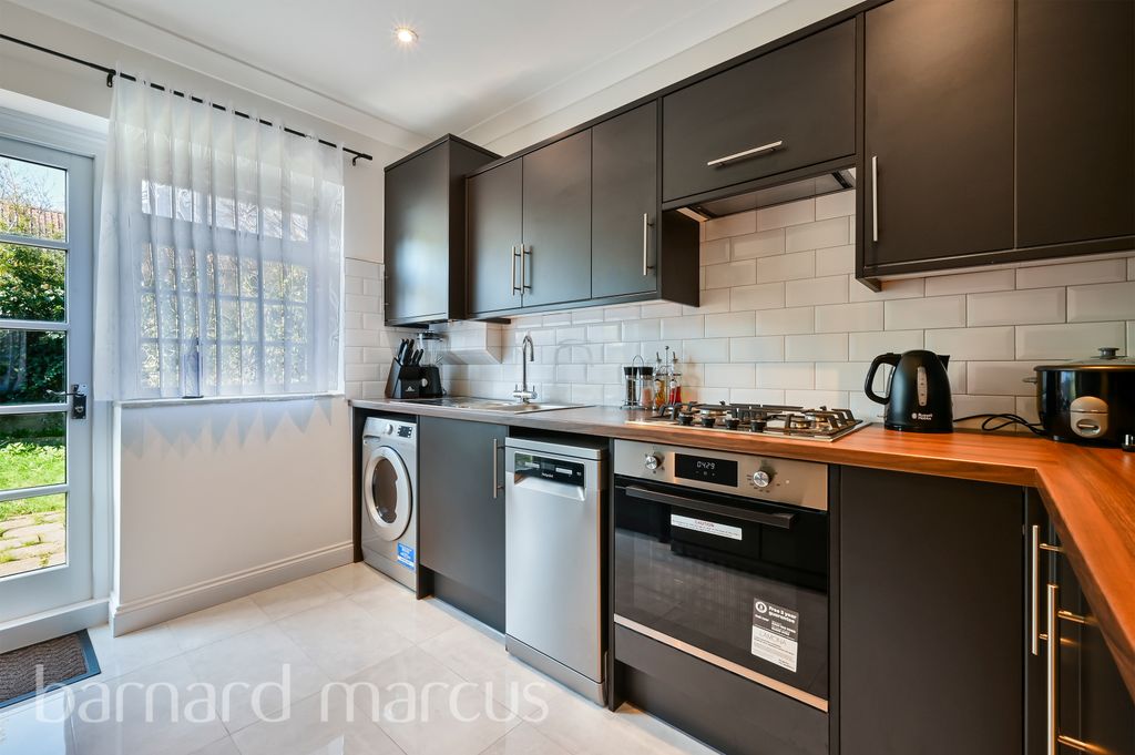 Property photo 3 of 9 Kitchen