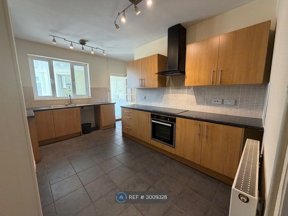 Property photo 2 of 9 Kitchen