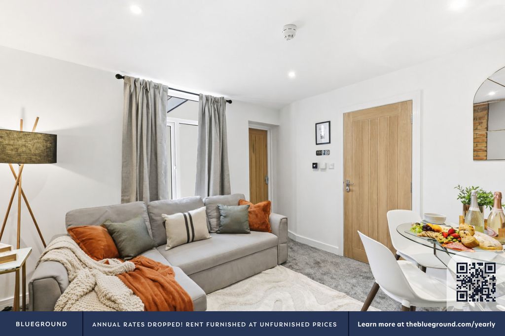 Property photo 3 of 21 Living Room