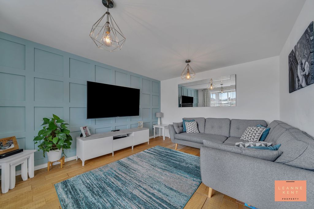 Property photo 3 of 43