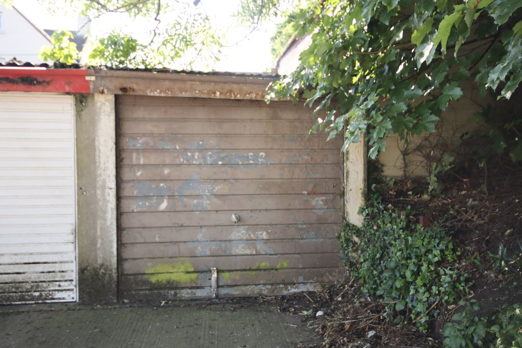 Property photo 3 of 5 Garage