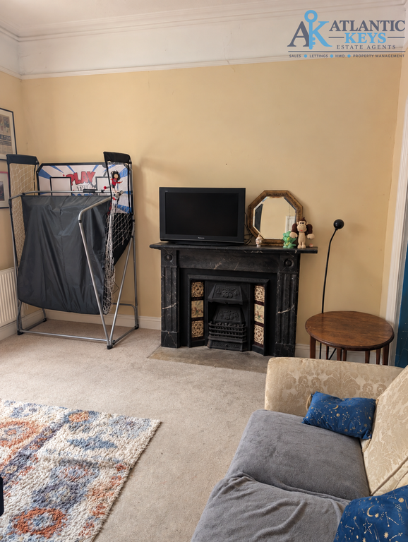 Property photo 3 of 22 Lounge 2