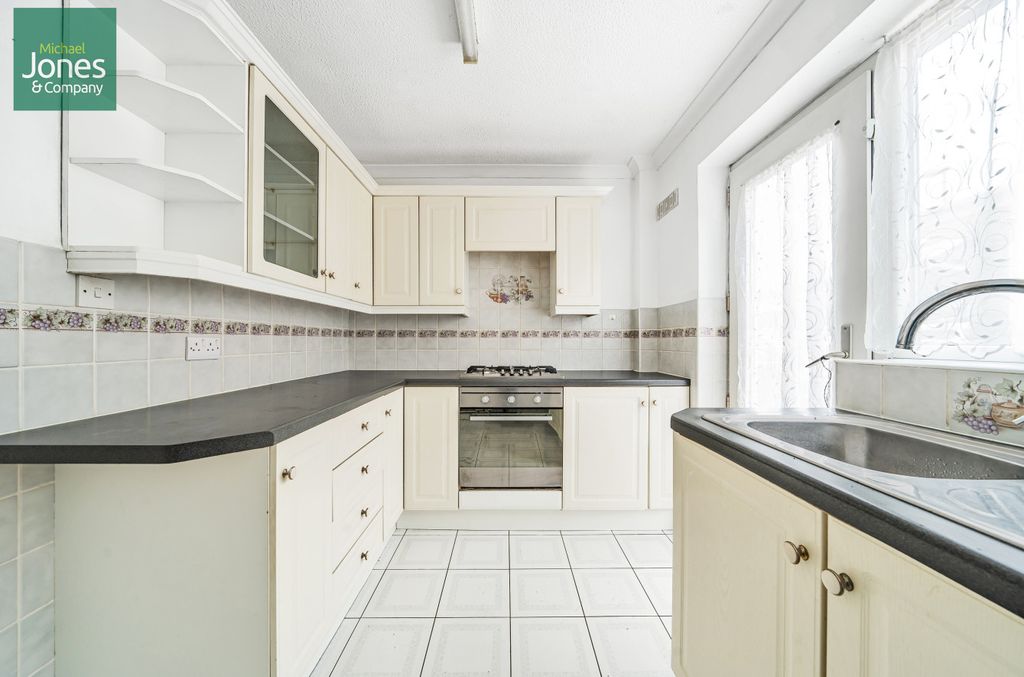 Property photo 2 of 10 Kitchen