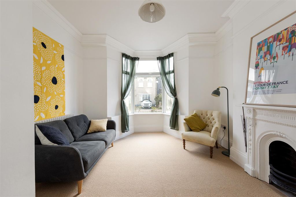 Property photo 2 of 26 Grange Park Road, E10