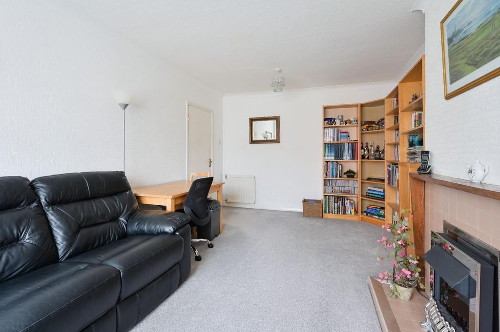 Property photo 3 of 11 Cheviot Close