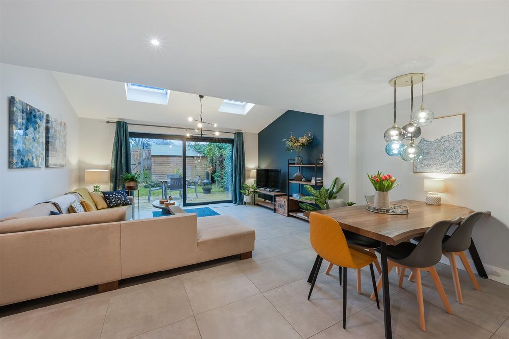 Property photo 2 of 21 Hunters Close