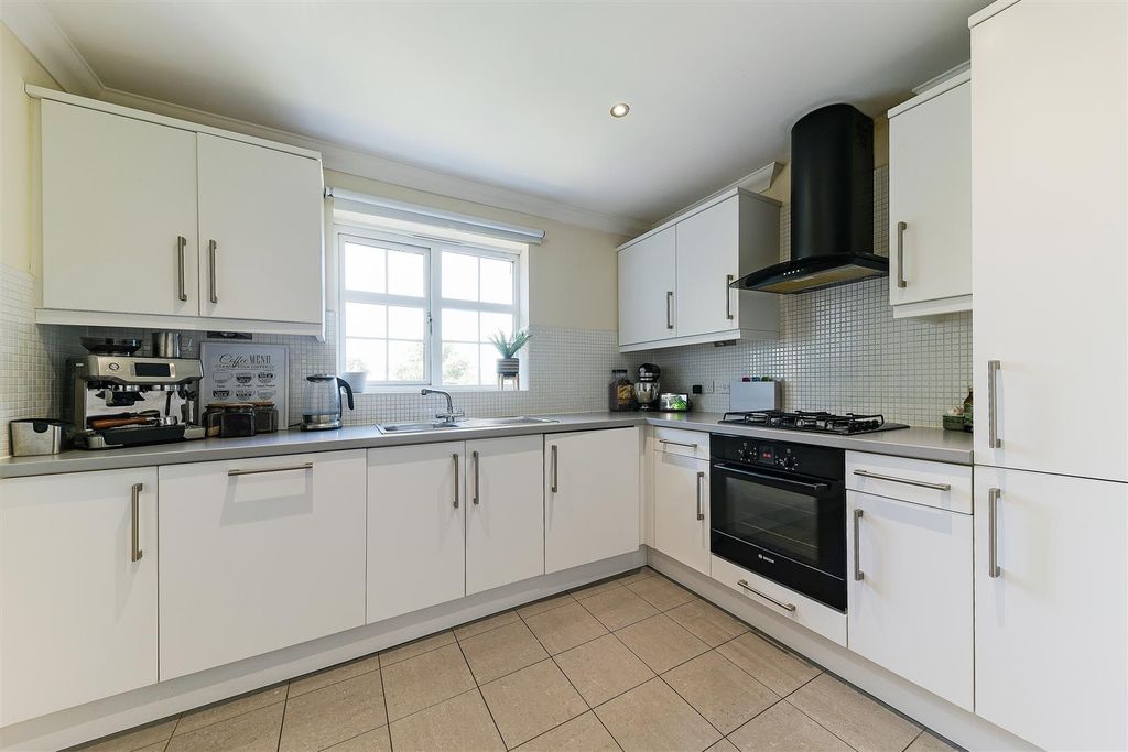 Property photo 3 of 9 Chipstead Road, Banstead 7.Jpg
