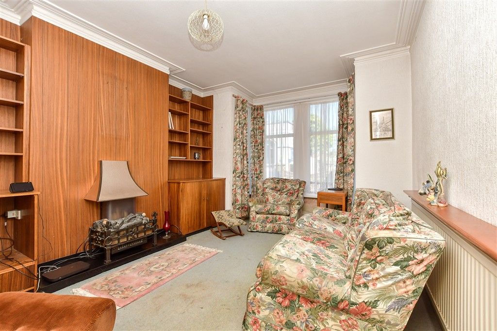 Property photo 3 of 16 Lounge