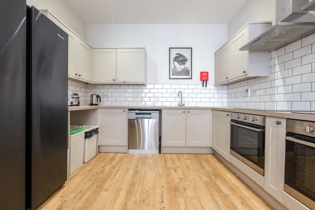 Property photo 3 of 14 Flat 1, 124 Walter Road Kitchen 2
