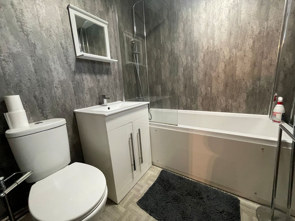 Property photo 3 of 14 Bathroom