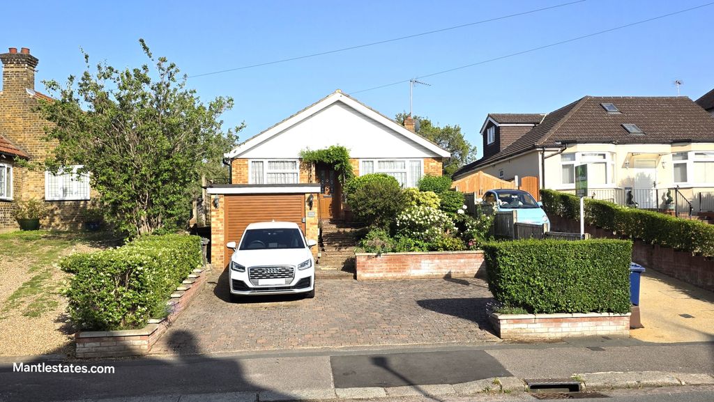 Property photo 1 of 21 3 Bed Bungalow For Sale Crescent Road, East Barnet En4