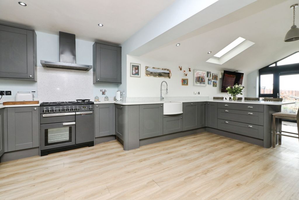 Property photo 2 of 27