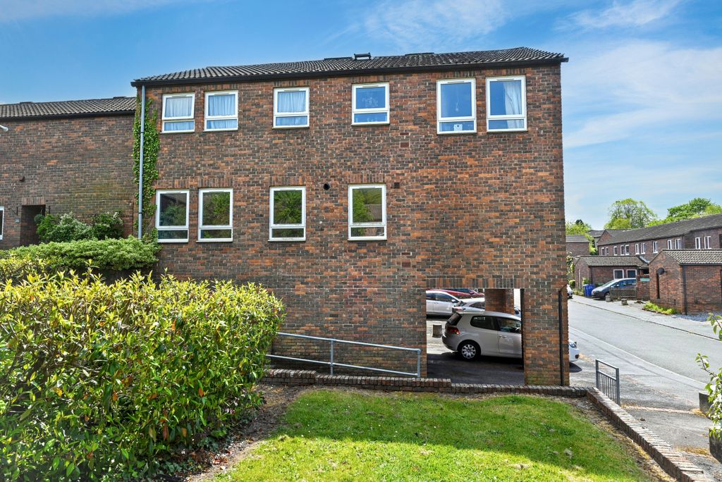 Property photo 1 of 15 Flat 52 Kimberley, Bracknell, Rg12 7Zb