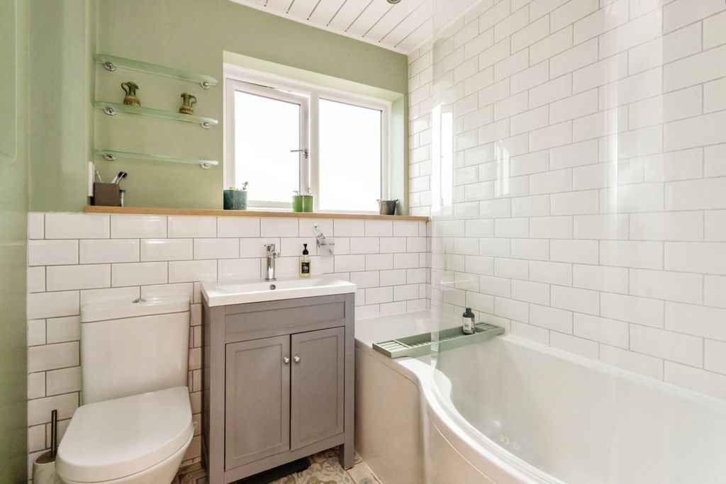 Property photo 2 of 21 Bathroom