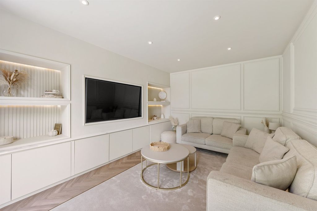 Property photo 2 of 31 Living Room