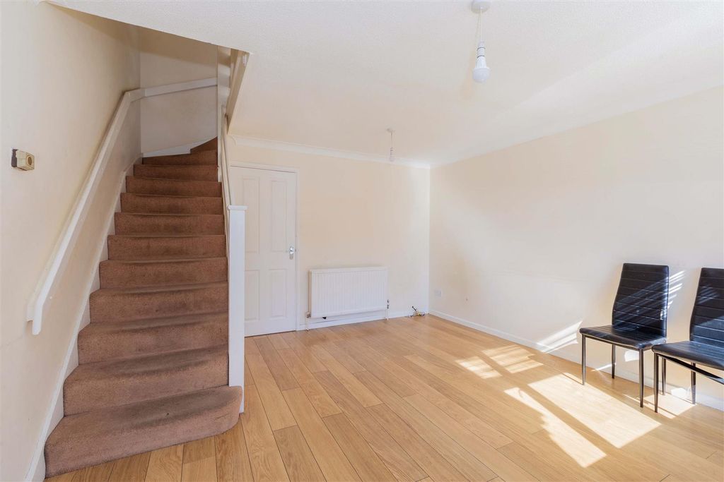 Property photo 2 of 15 16 Braemar Gardens-8.Jpg